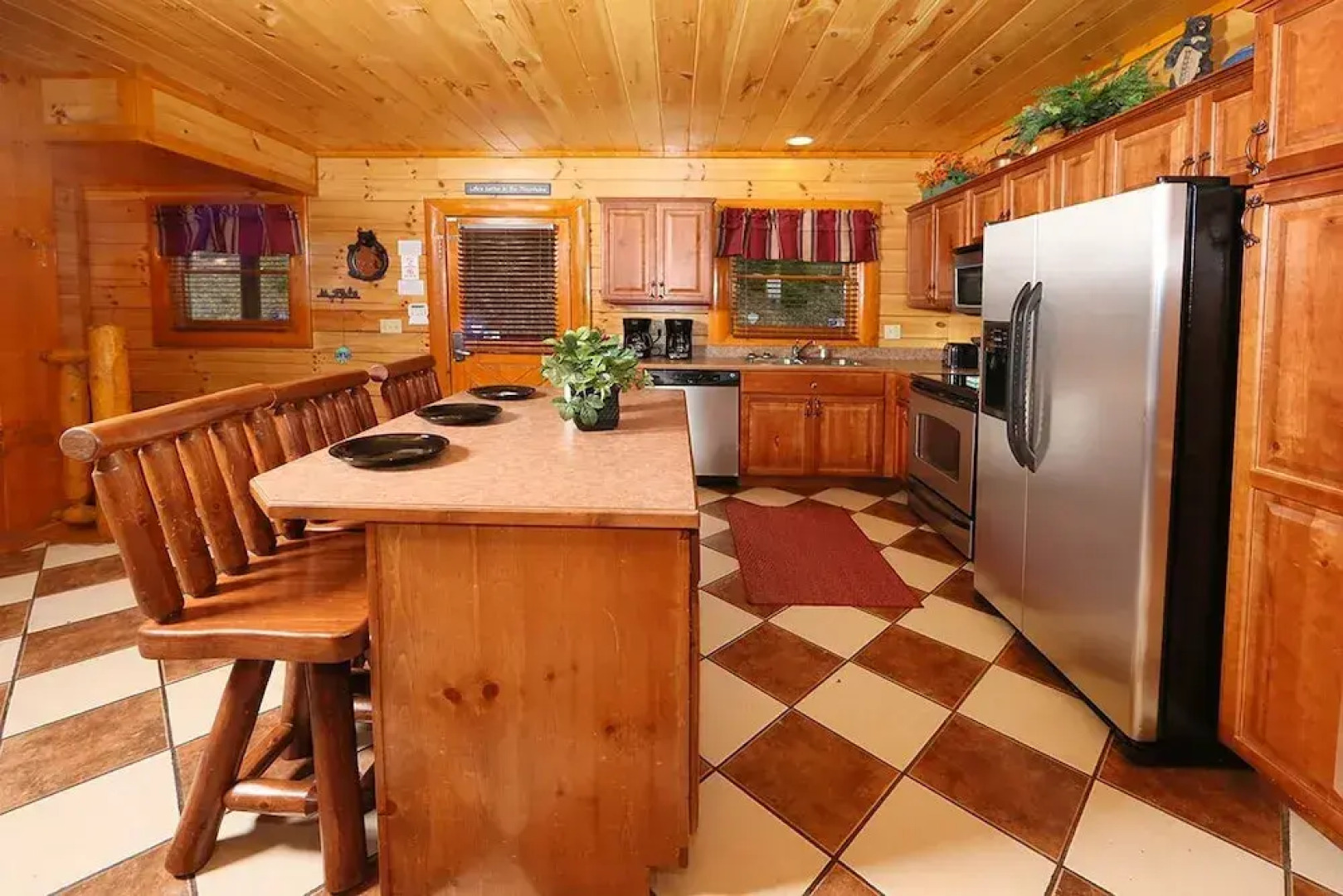 Mountain Movie Inn - Six Bedroom Cabin