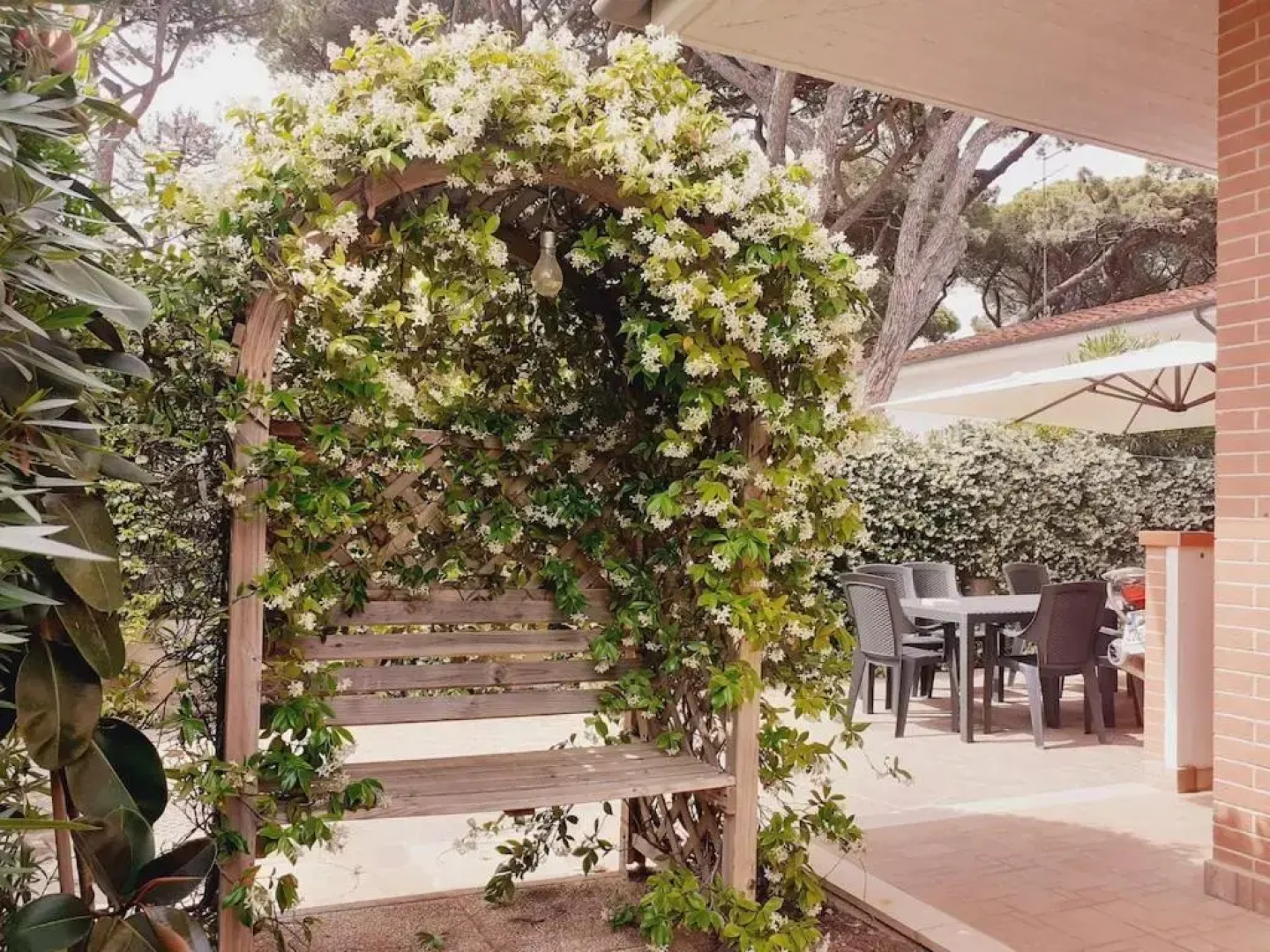 Villetta Gelsomino ,150 metri dal mare, ingresso indipendente, posto auto e giardino