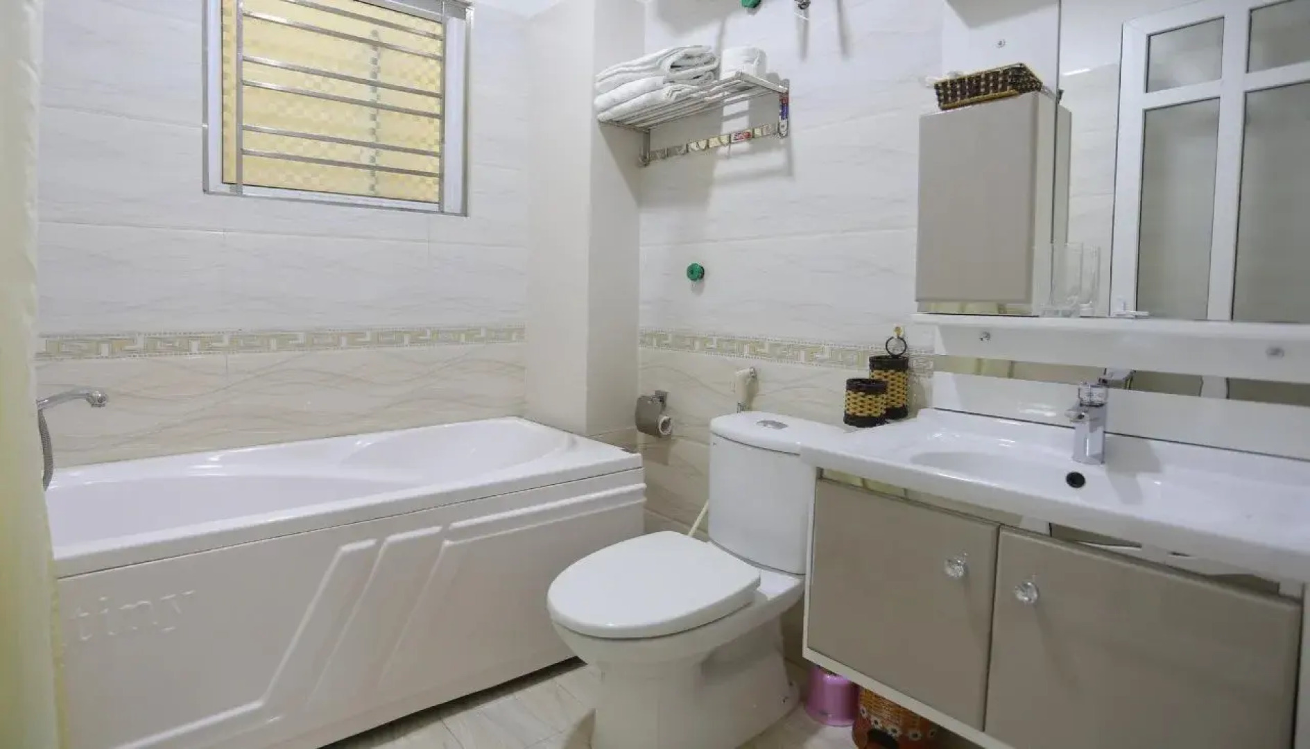 Tan Long Lakeside Hotel