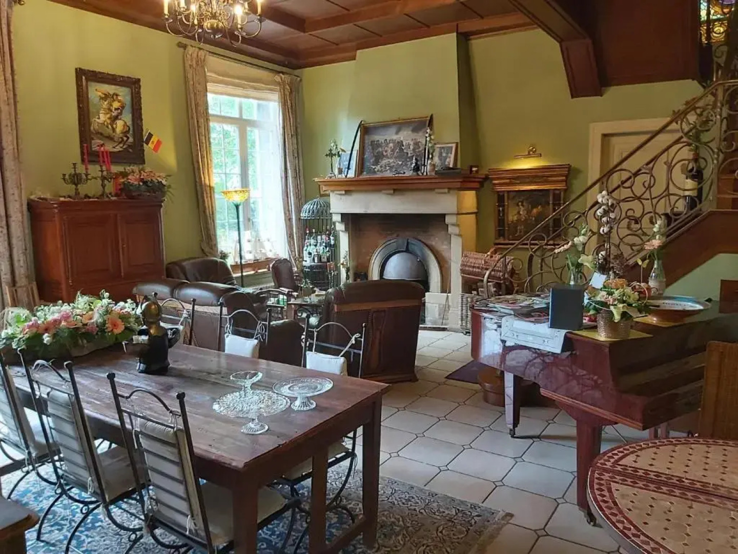 Château Lambert Hotel-Resto-Parking-Shuttle, a 1 ha green Oasis at 8 min from CRL Airport without any noise