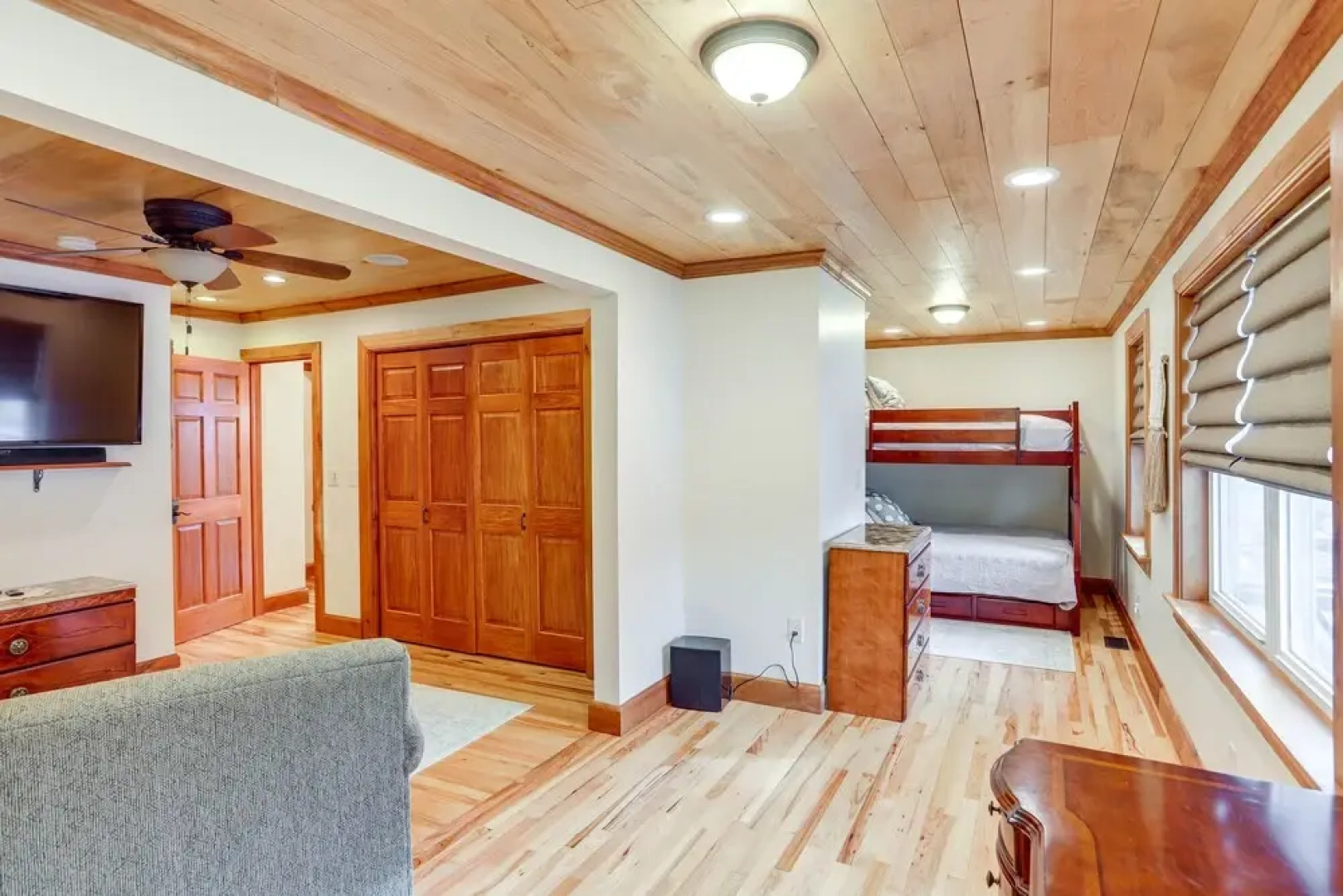 Warm & Cozy Mansfield Home: Deck, Gas Fire Table!