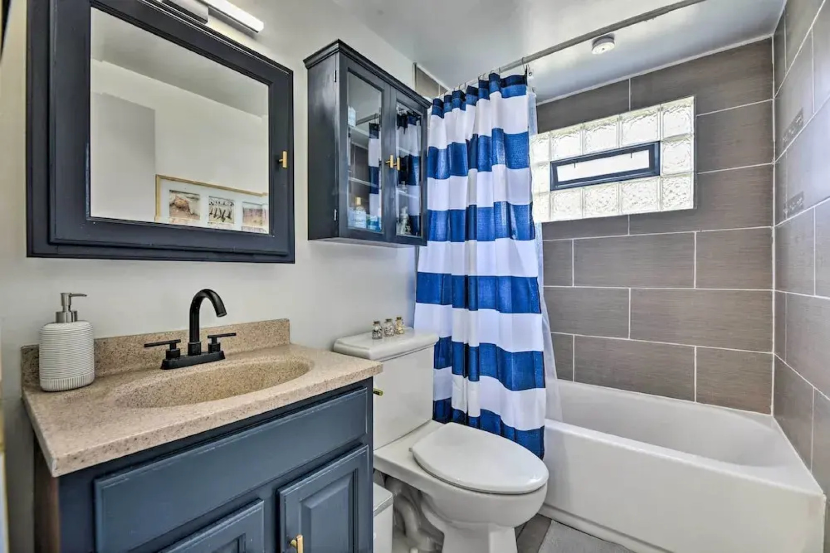 Charming Buffalo Apt: 18 Mi to Niagara Falls!