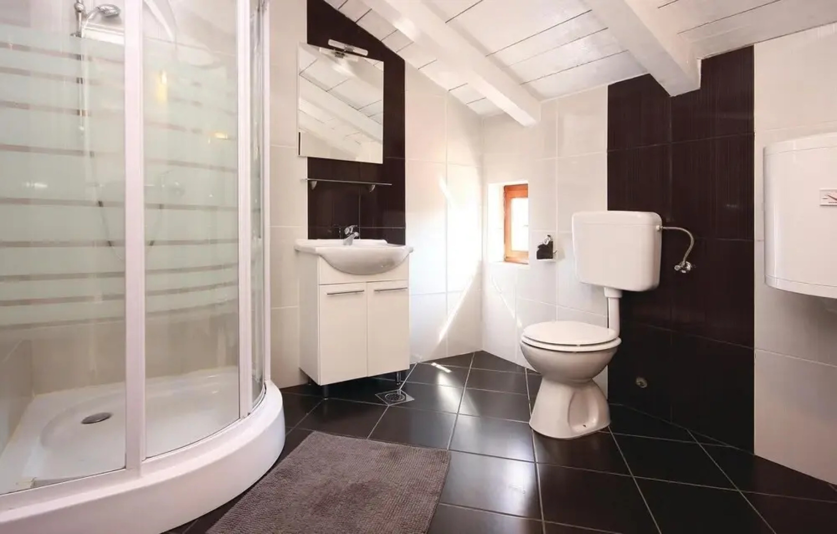 Amazing Home in Lozovac with Hot Tub, WiFi & 4 Bedrooms