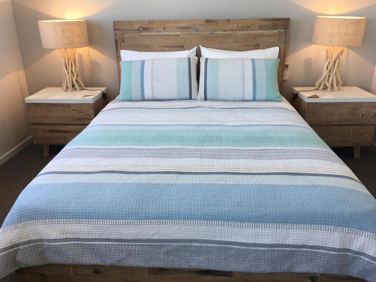 NEW UPMARKET COMFORTABLE 2 Bed, 2 Bath, OCEAN VIEWS, 250m to BUDDINA BEACH!