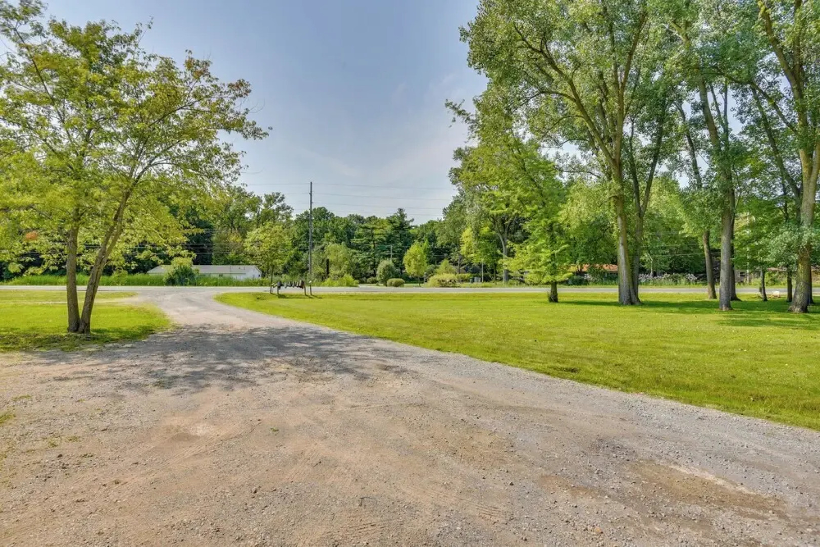 2 Mi to Warren Dunes: Sawyer Apartment w/ Deck!