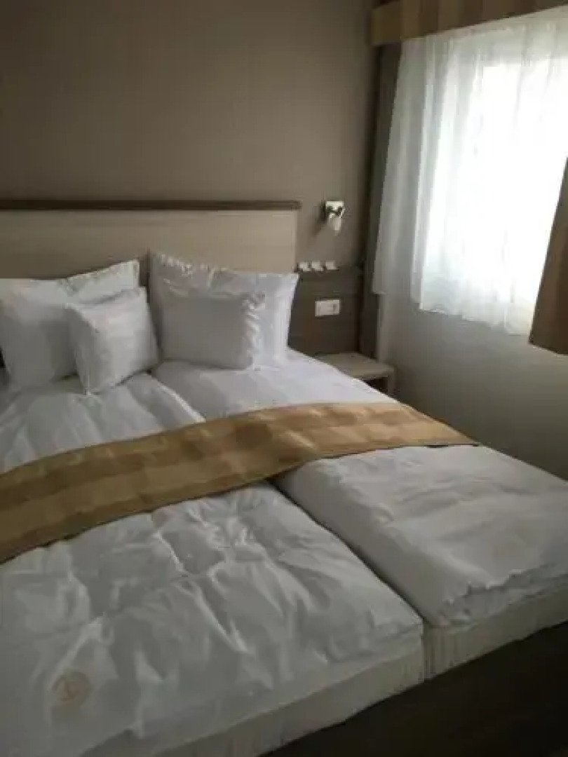 Tündérfátyol**** Szállodahajó