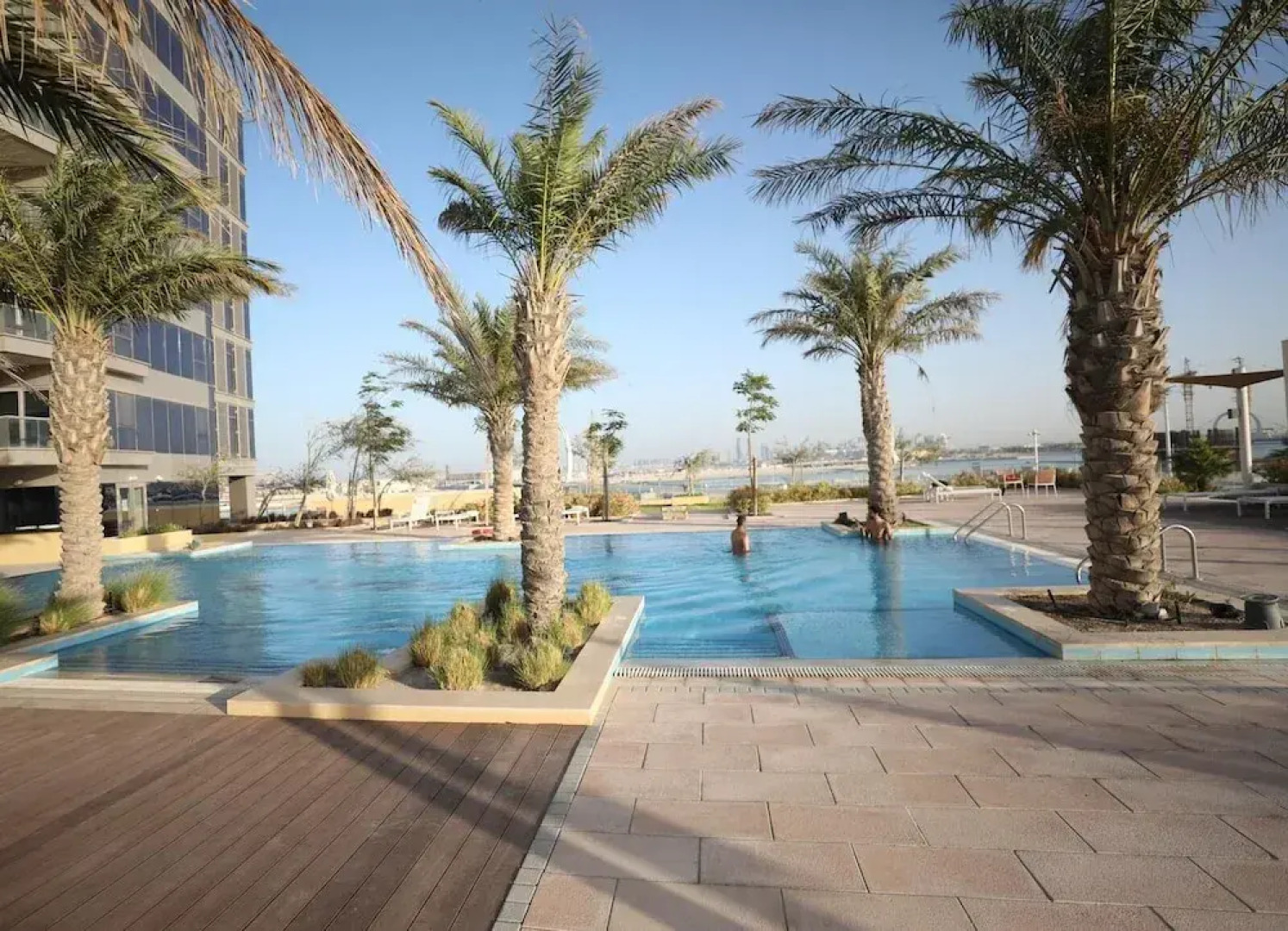 Waterfront 2 Bed Apartment Sleeps 4 With Parking