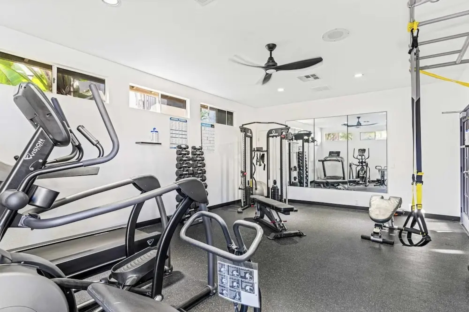 Walk to Beach Pool, Hot Tub, Private Patio, Parking Seabreeze Retreat