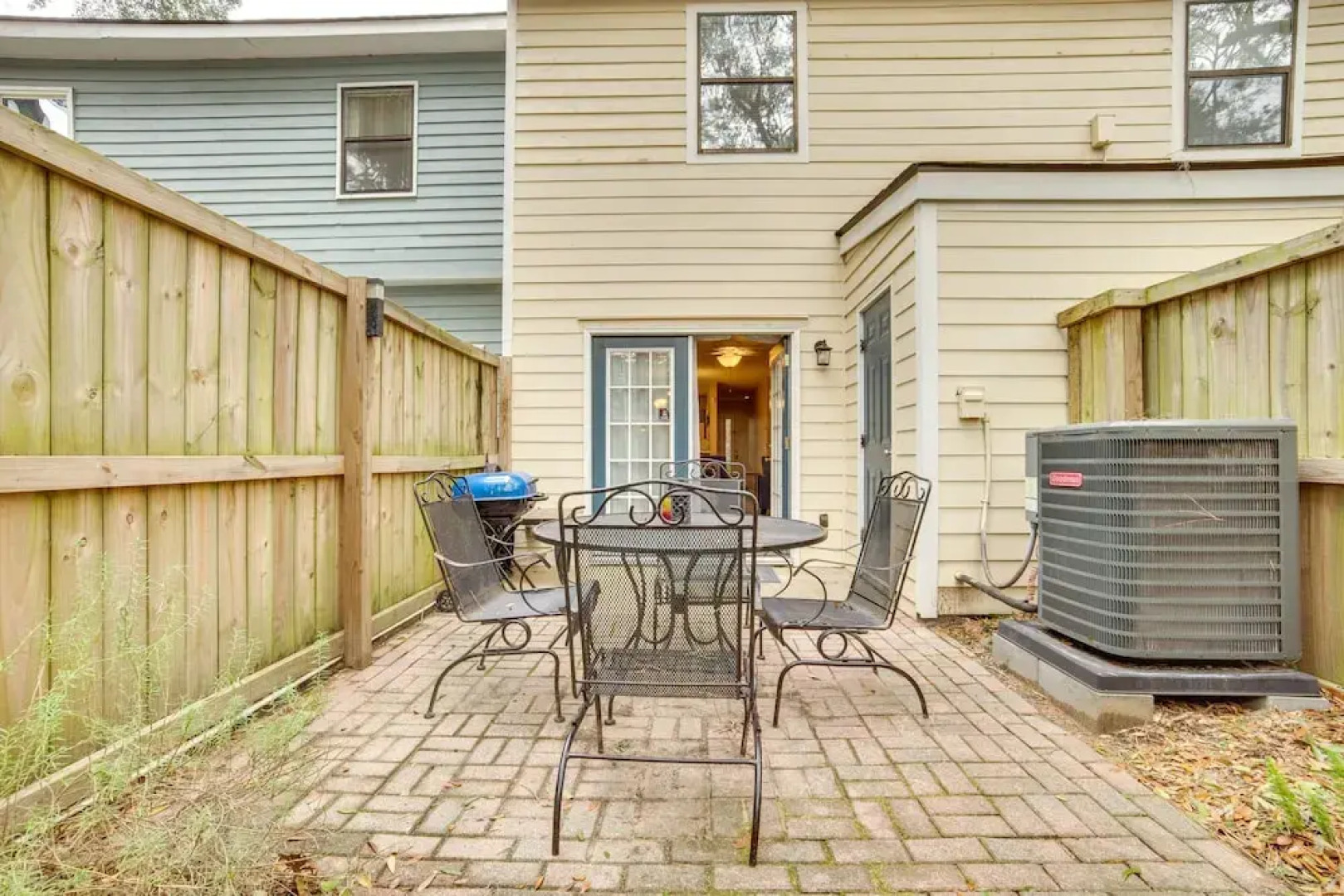 Beaufort Home w/ Patio 3 Mi to Downtown!