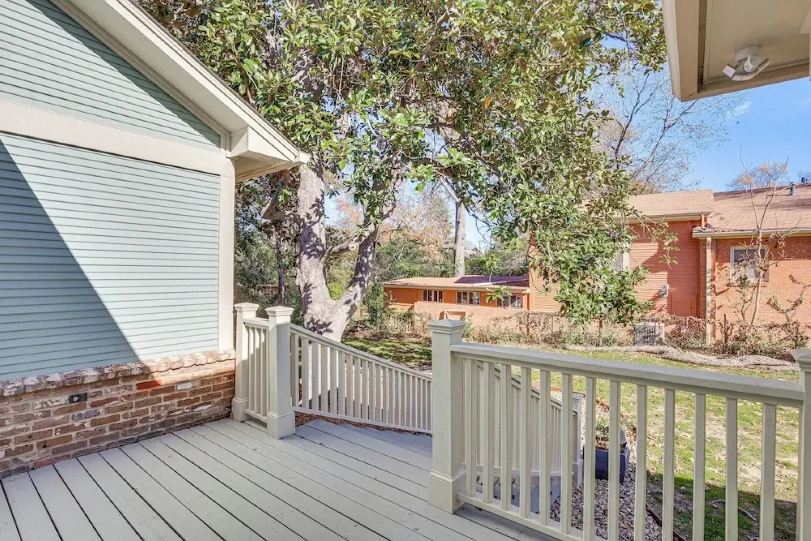 2 Mi to Tyler Rose Garden: Vibrant Apartment!