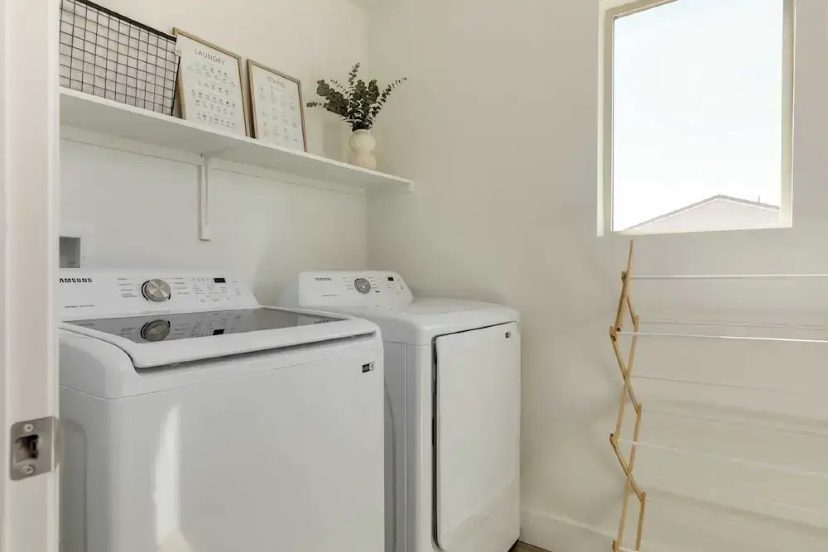 Desert Eden by Avantstay 6BR w/ Ensuite Backyard Oasis w/ Pool & Hot Tub!