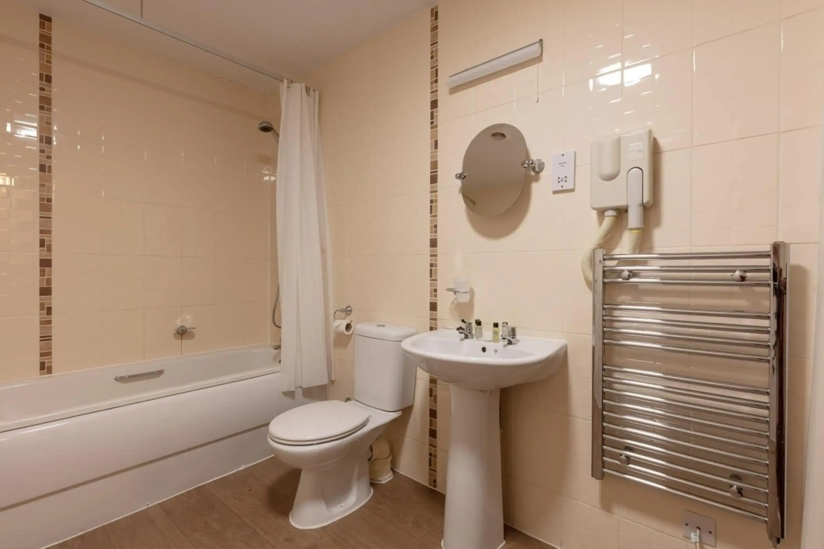 The New Inn by Roomsbooked