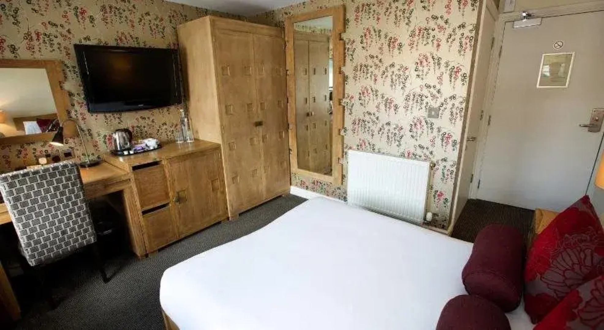 Cinnabar Cafï¿½ Hotel