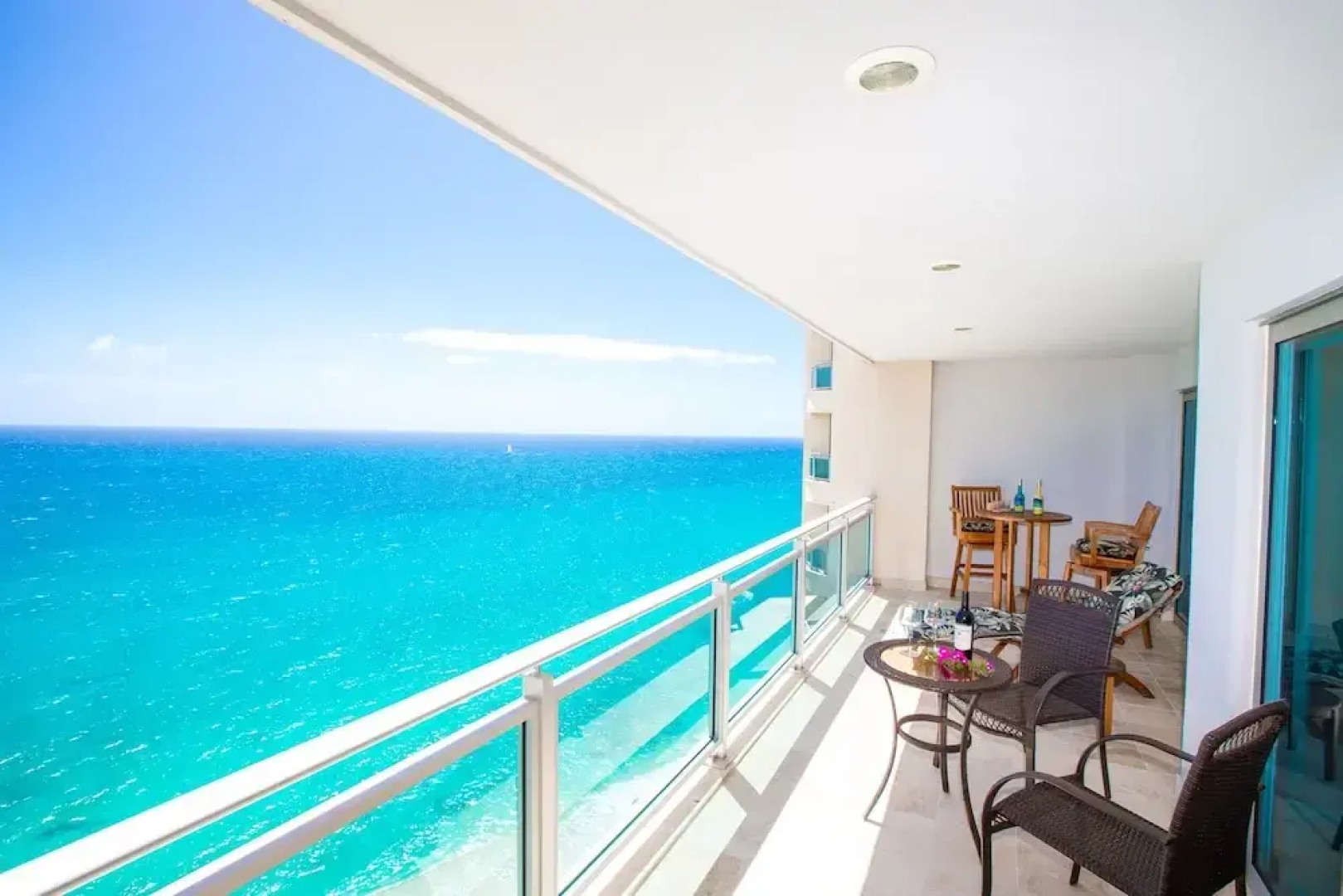 *The CLIFF_ BEACHFRONT and LUXURY MODERN UNIT* C2