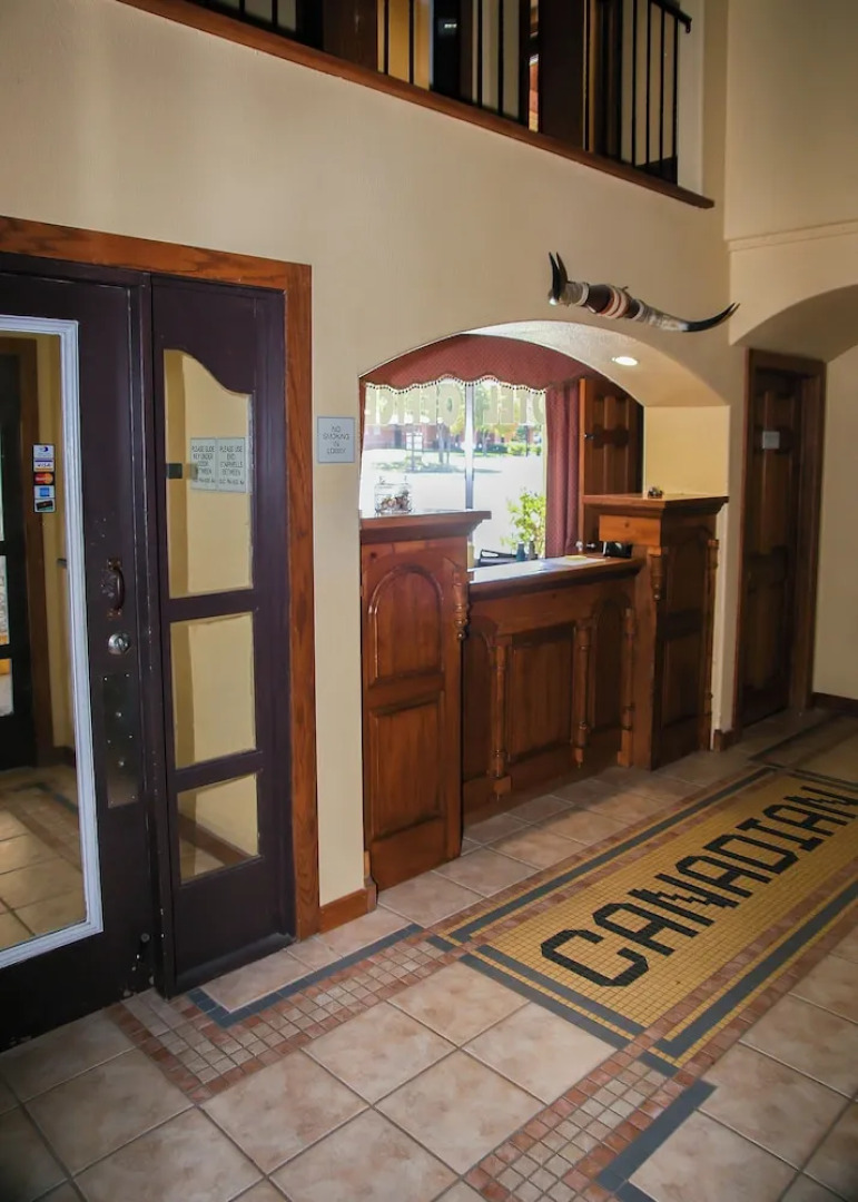 Canadian Courts Motel