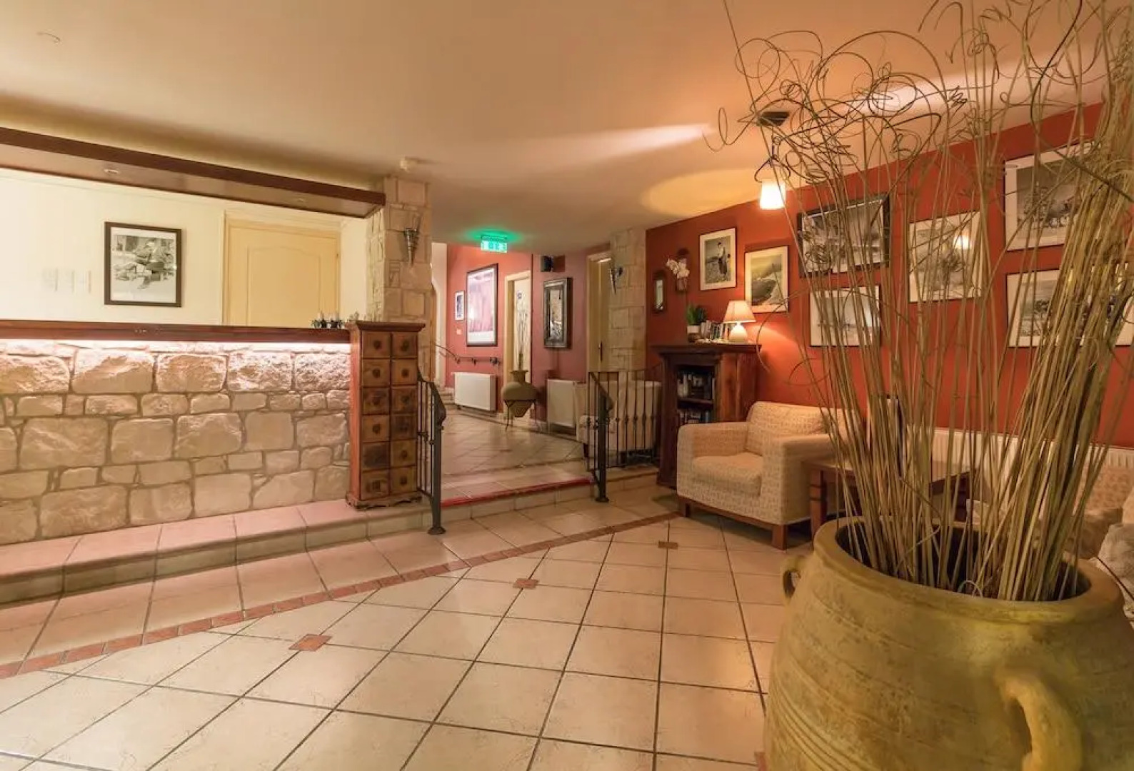 Hill View Restaurant & Apartments