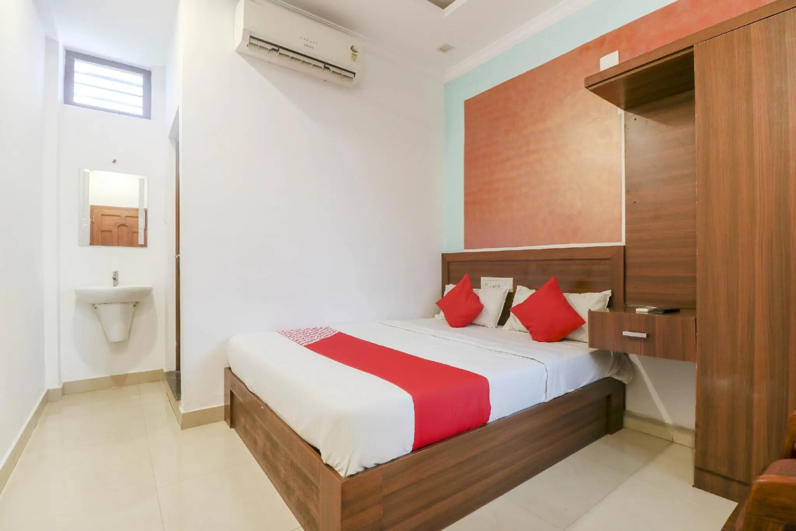 OYO 73602 Hotel White House