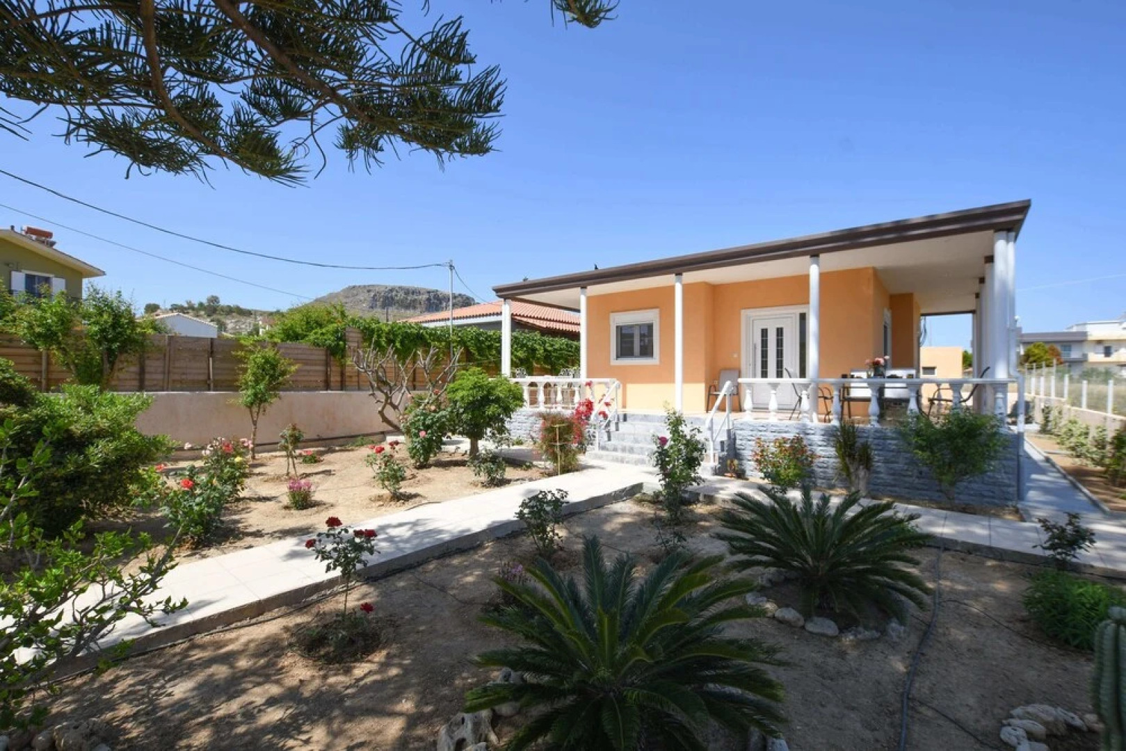 Art Garden house - 500m from the Beach