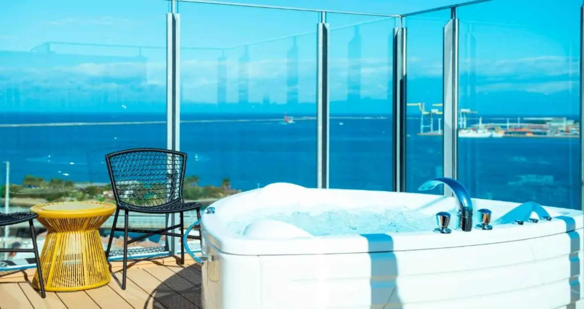 HOTEL SANSUI NAHA Ryukyu Onsen Naminoue-No-Yu