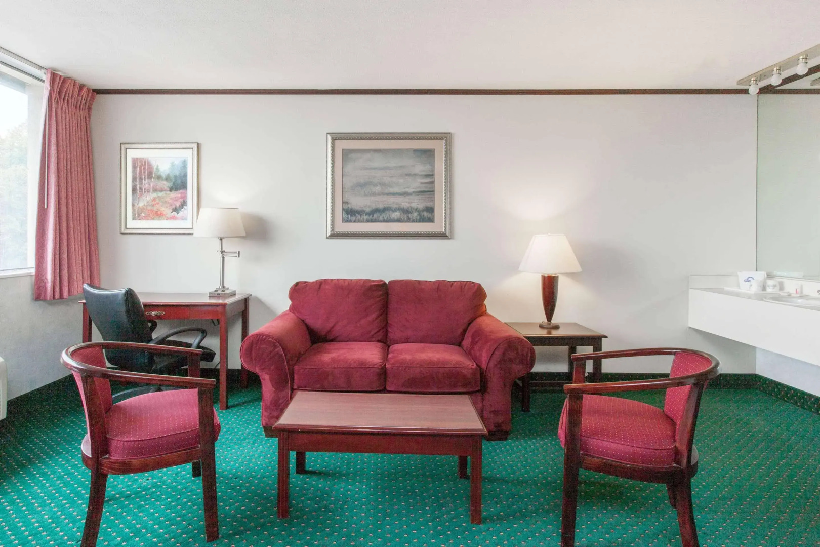 Schenectady Inn & Suites