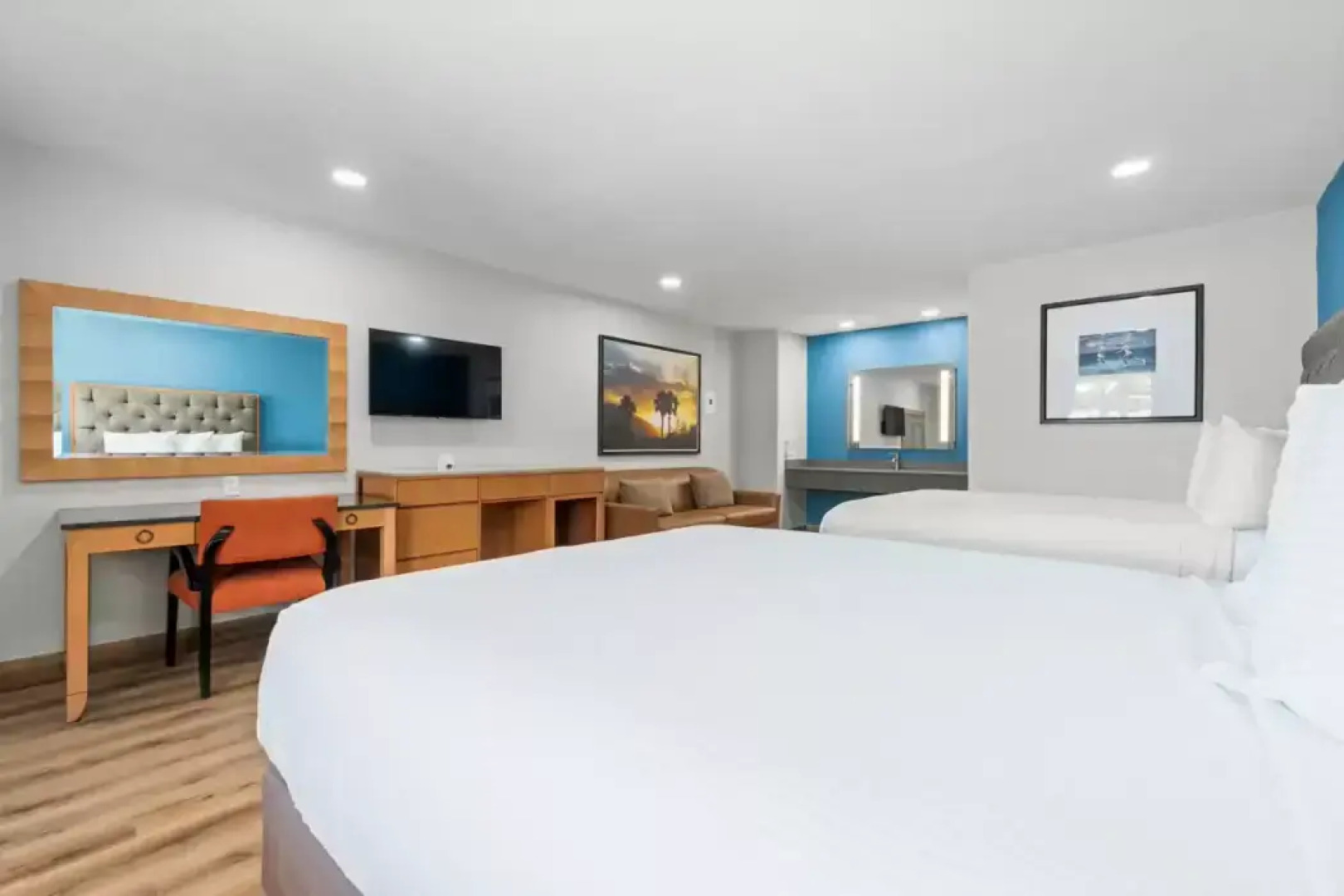 Econo Lodge Inn & Suites