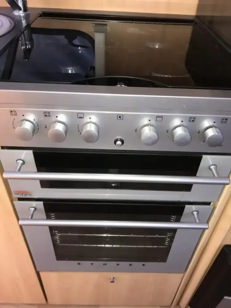 Stayzo Quiet Countryside Setting - Caravan View With Free Wi-fi in the Chiltern Hills