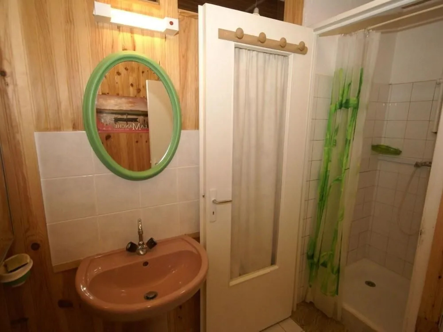 Attractive, detached holiday home, situated at only 300 m from the sea and the sandy beach.