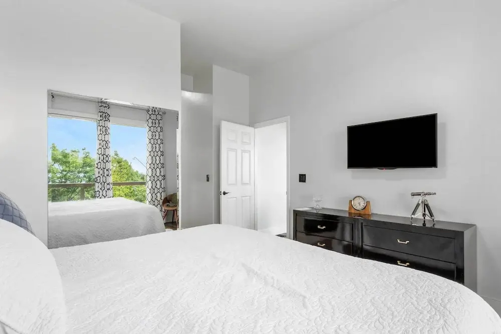 Hiking On-site: Mtn-view Burnsville Condo!