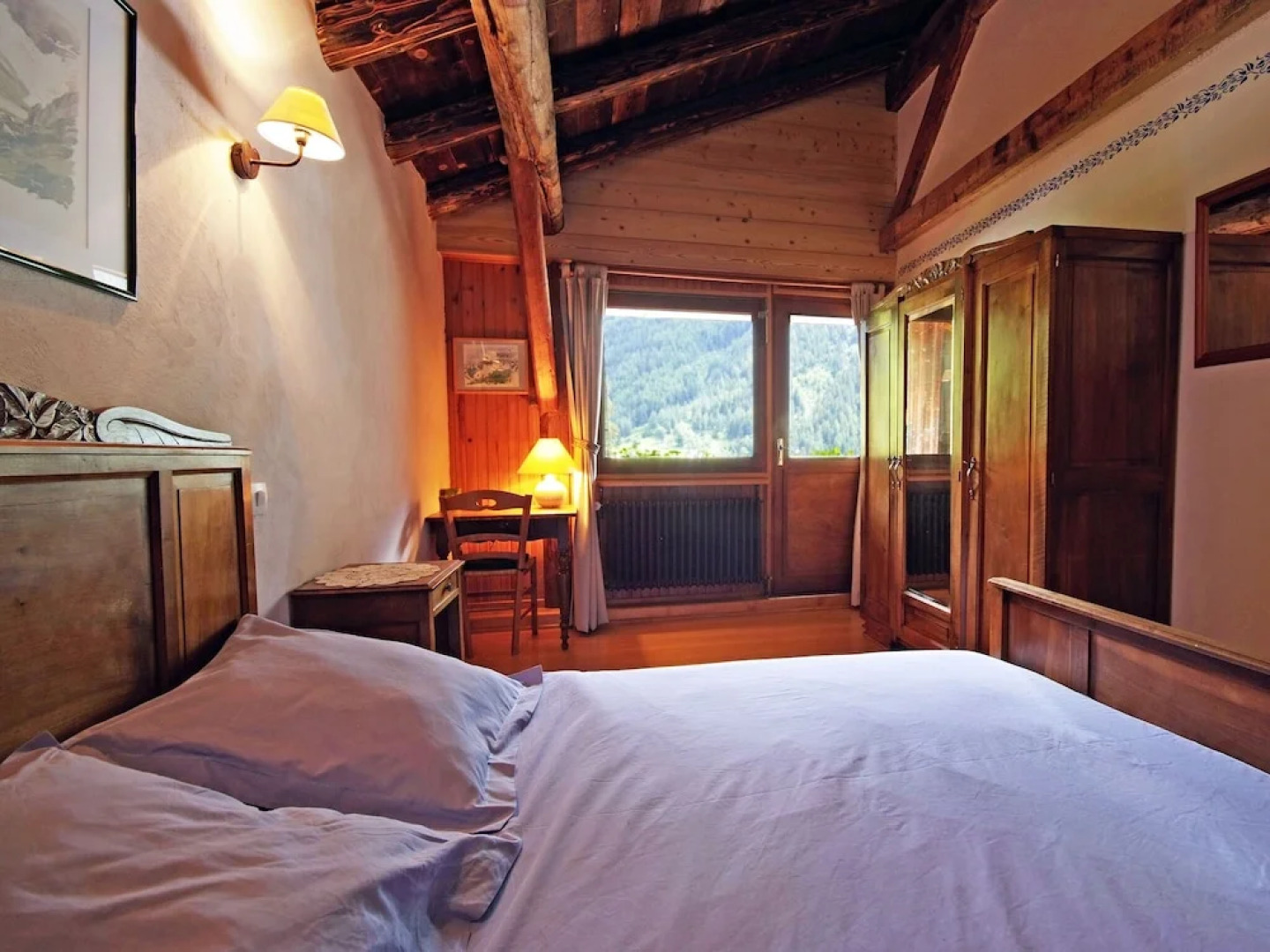 Superb Savoyard traditional chalet located 500 m from the slopes