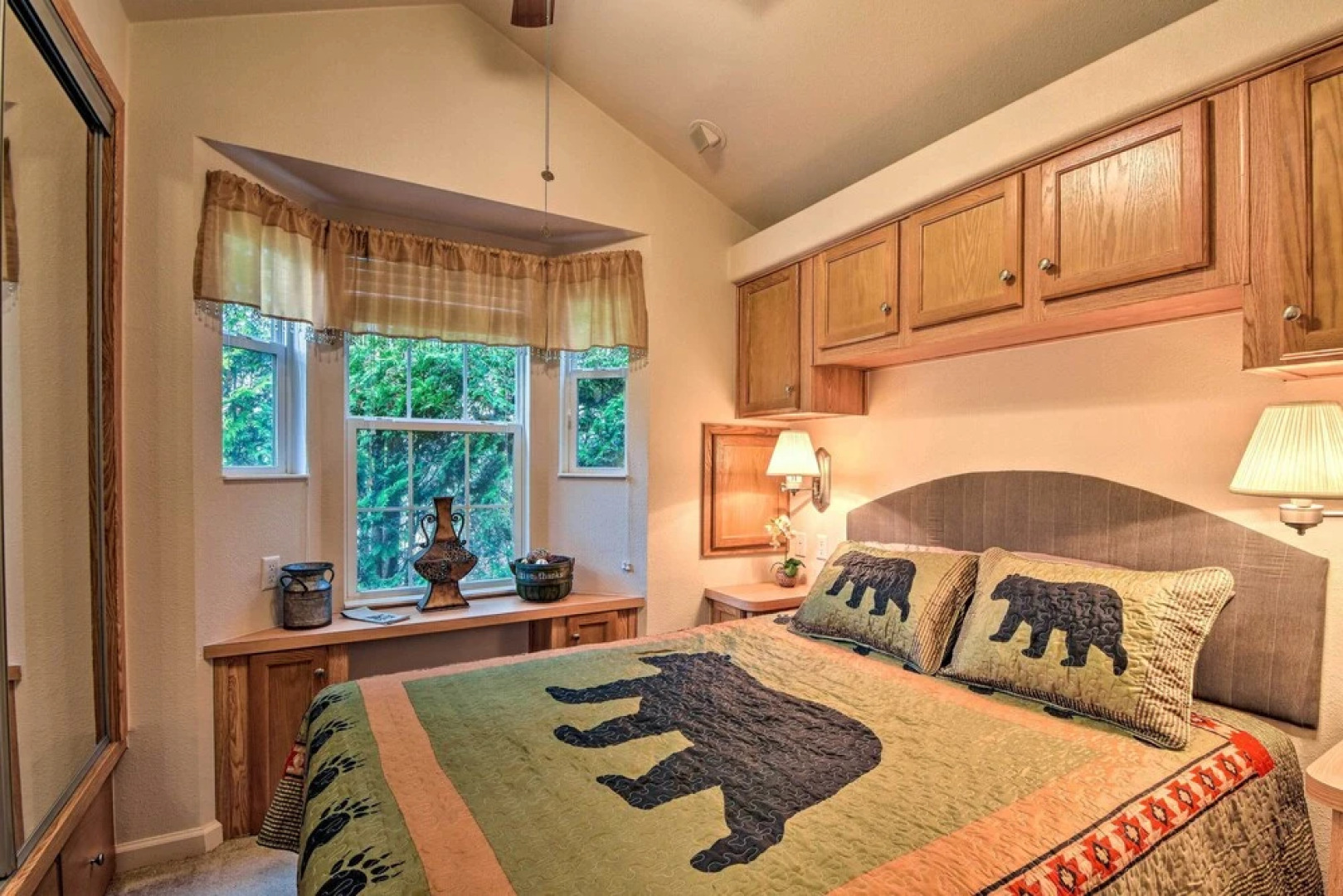 'the Cubs Den' Woodsy Highlands Home: Hike & Ski!