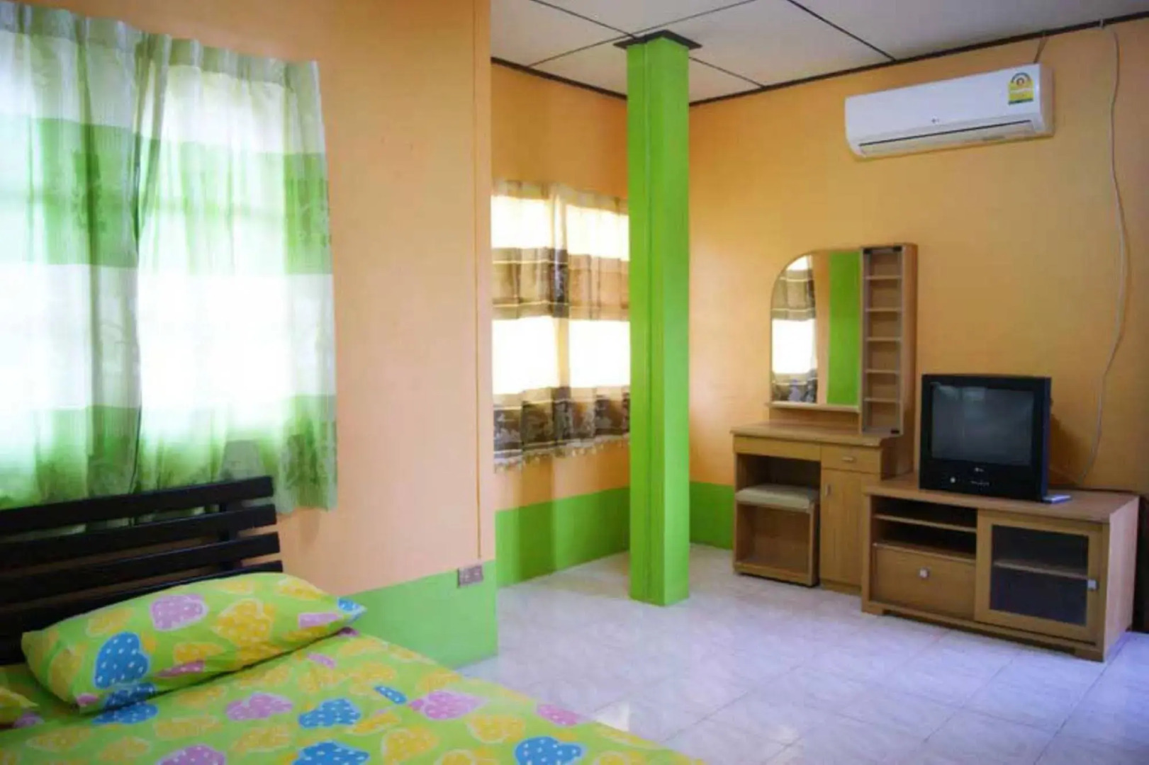 Buachompoo Resort Koh Sichang