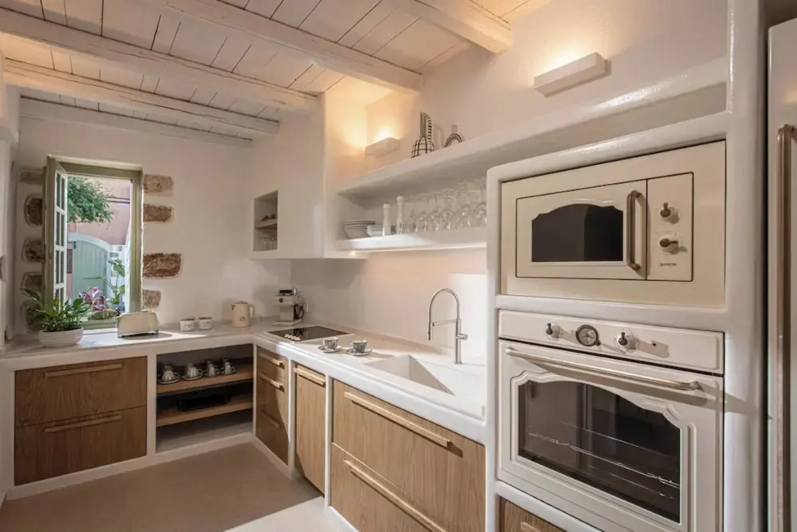 Mint Villa by Checkin