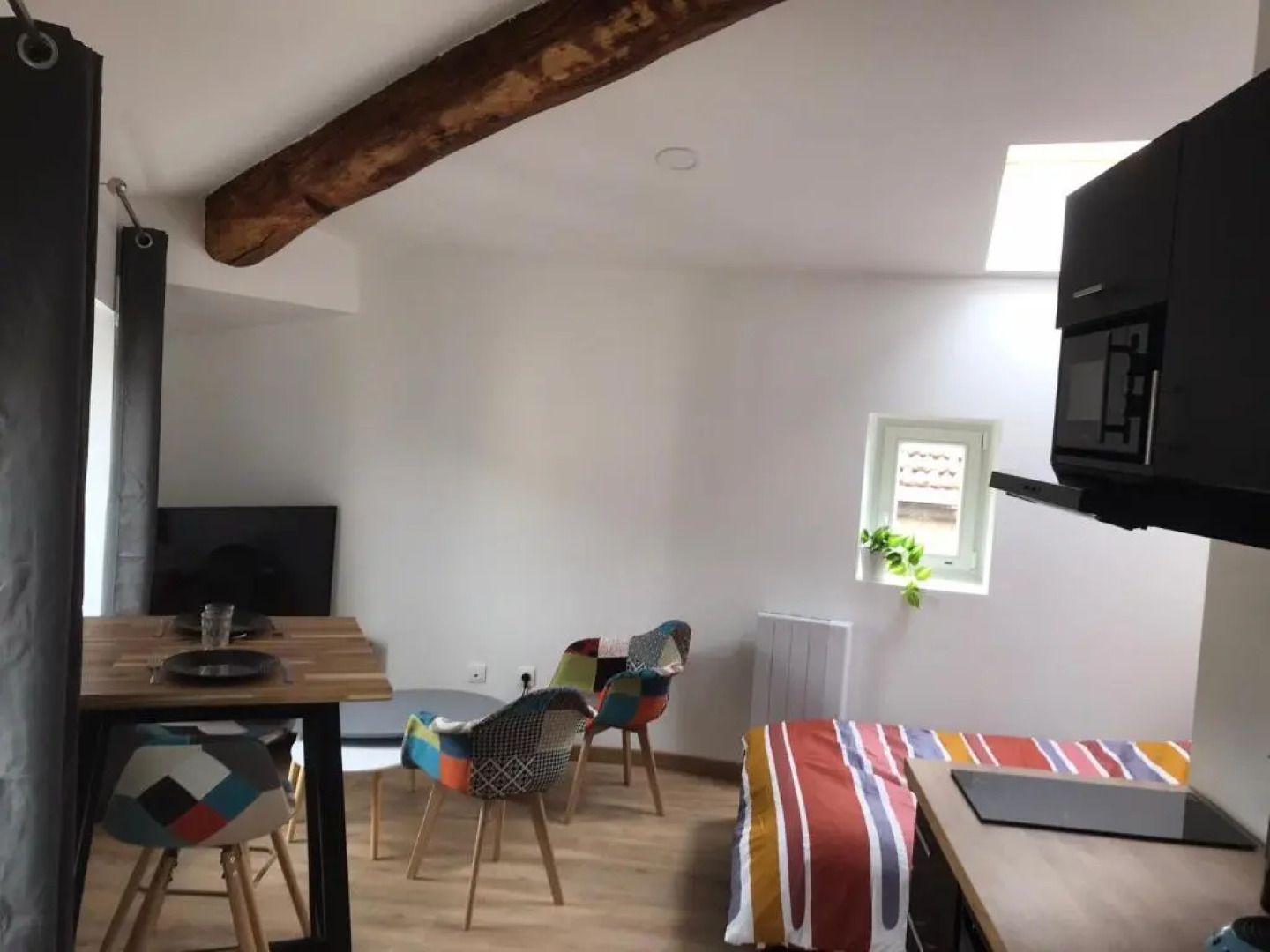 Super Studio refait à neuf proche des commerces