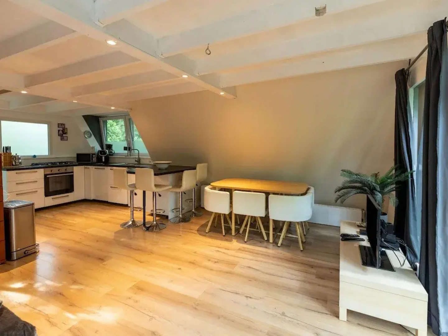 Lanaken Lakeside Cabin Stay