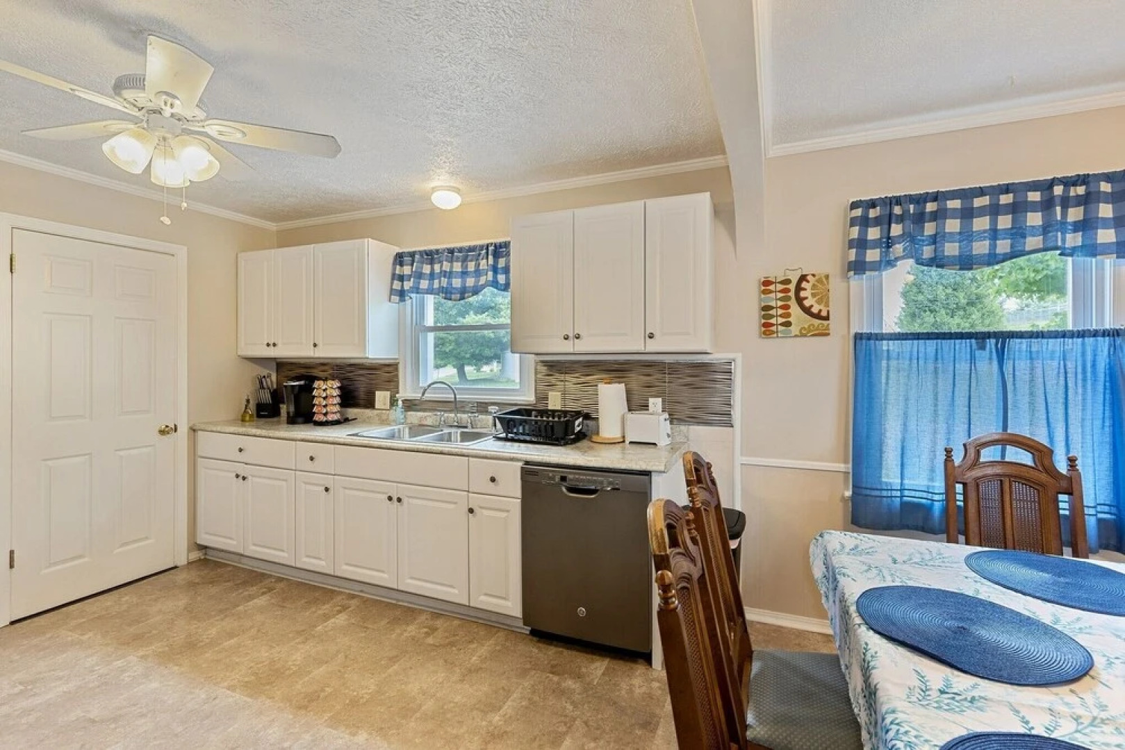 Beautiful 4 Br Home In Lovely Neighborhood - Walk To Pro Football Hof! 4 Bedroom Home by Redawning