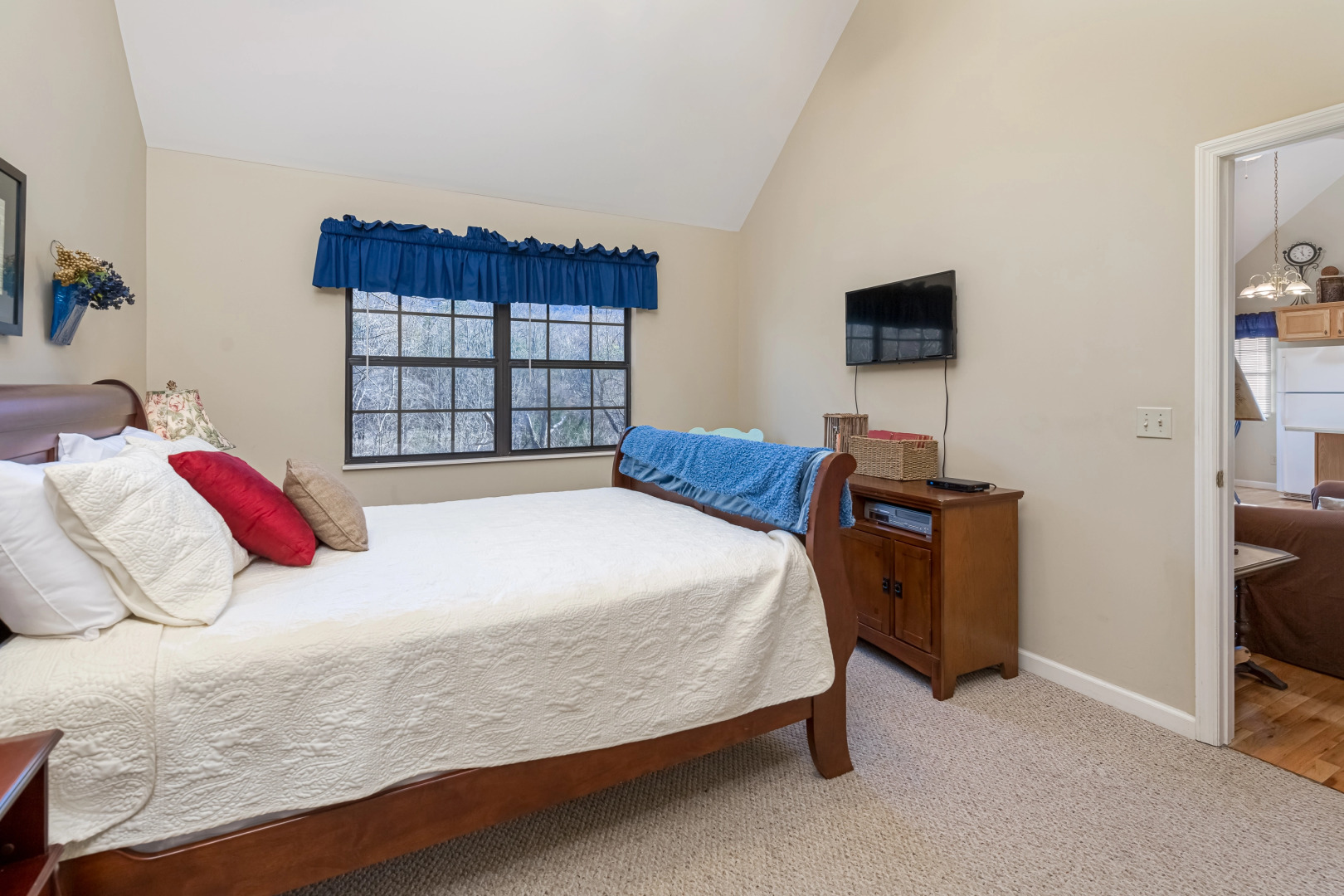 Gatlinburg Getaway Cute Cabin with Mountain Views