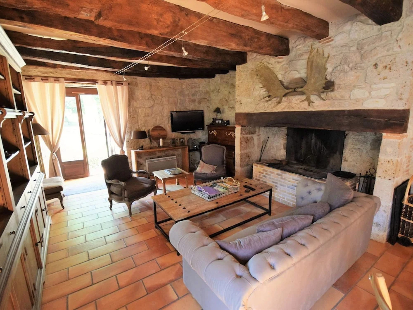 Authentic Castle in Bon-Encontre with Open Kitchen