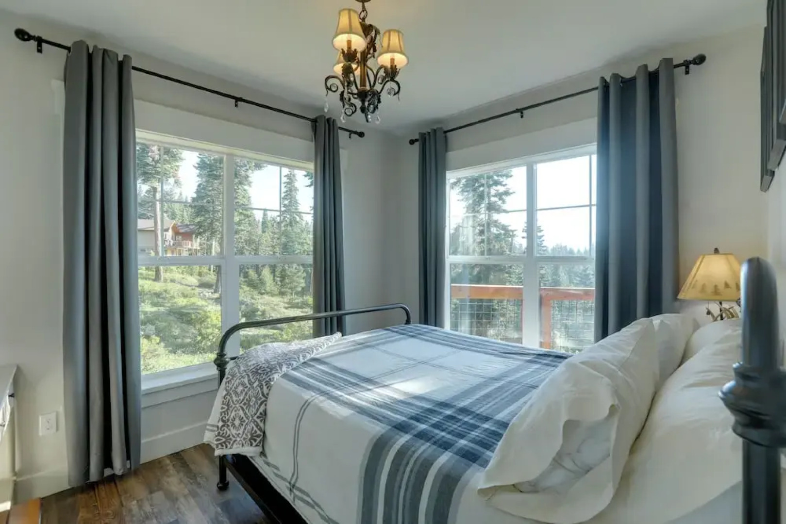 Lake Tahoe Views & Hot Tub: Stunning Luxury Home!