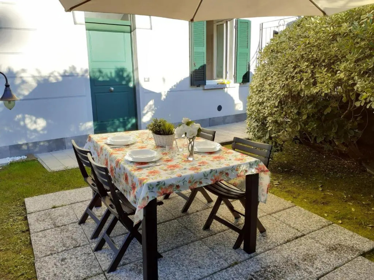 BELLAGIO DREAMS APT, pool, with private garden, near lake