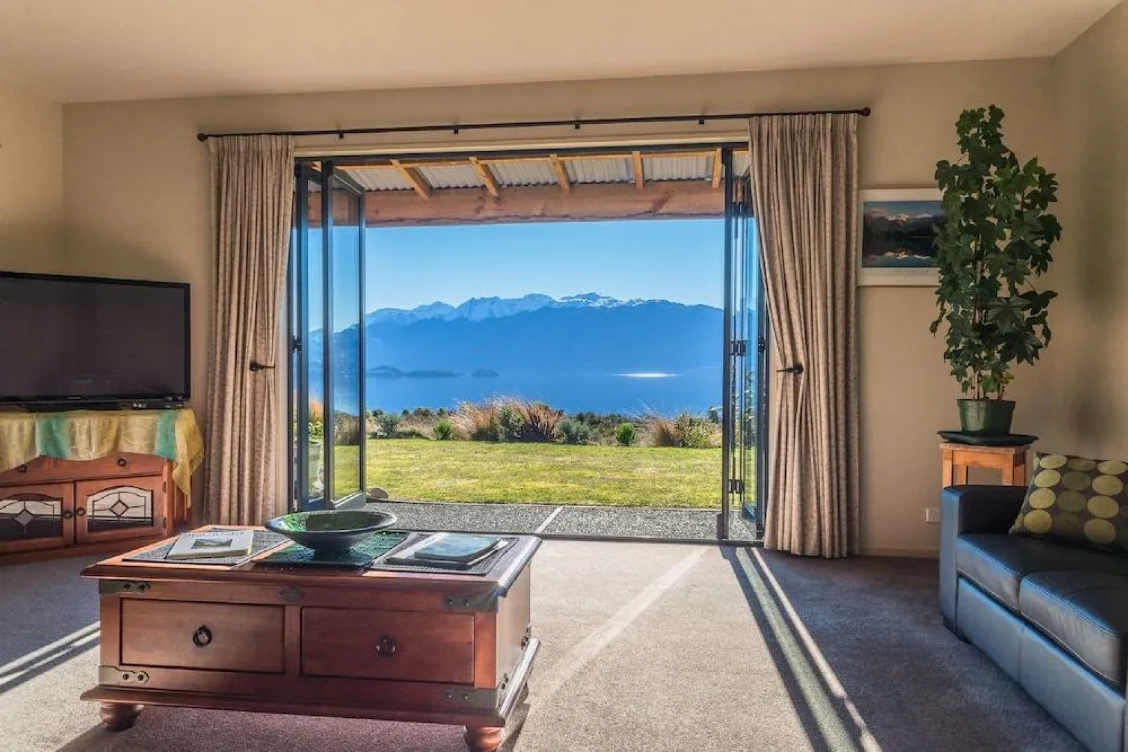 Loch Vista Lake View Villa Accommodation