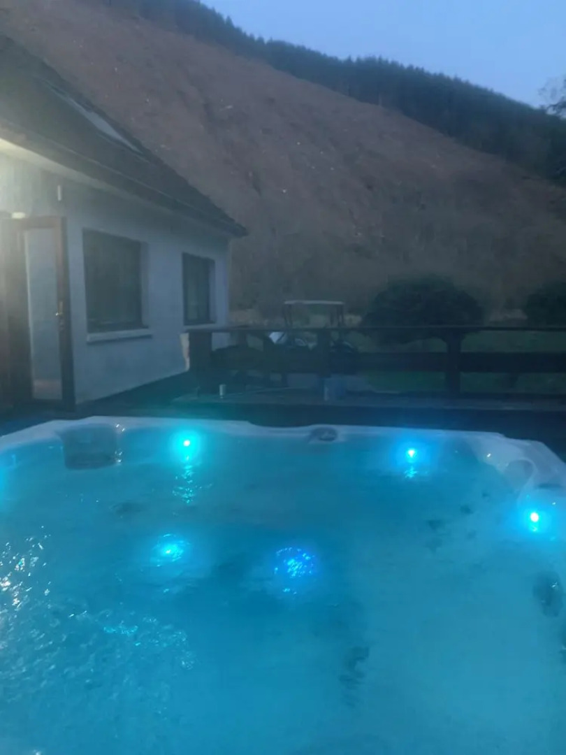 Captivating 5-bed Cottage With Private hot tub