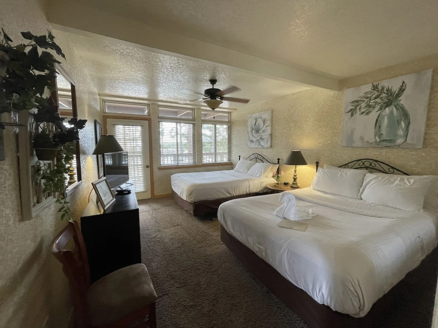 Mountain Harbor Lodge cottage on Lake Ouachita by RedAwning