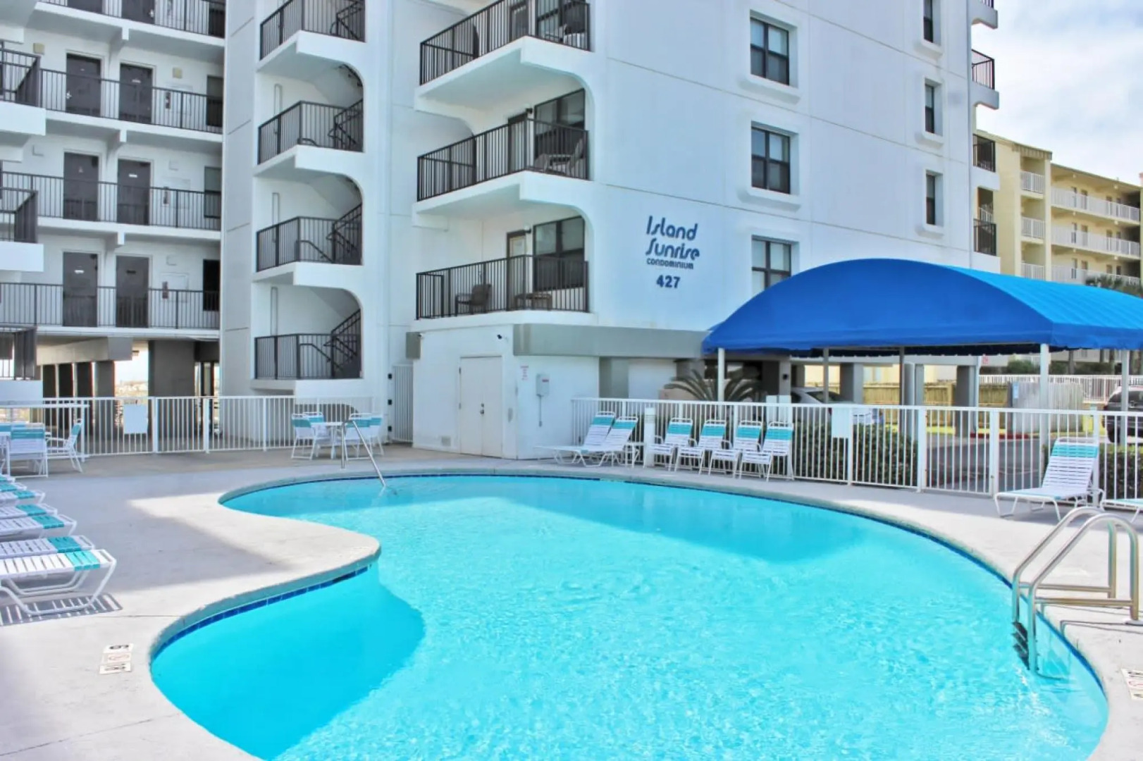 Amazing condo on the whites sands of Gulf Shores with outdoor pool
