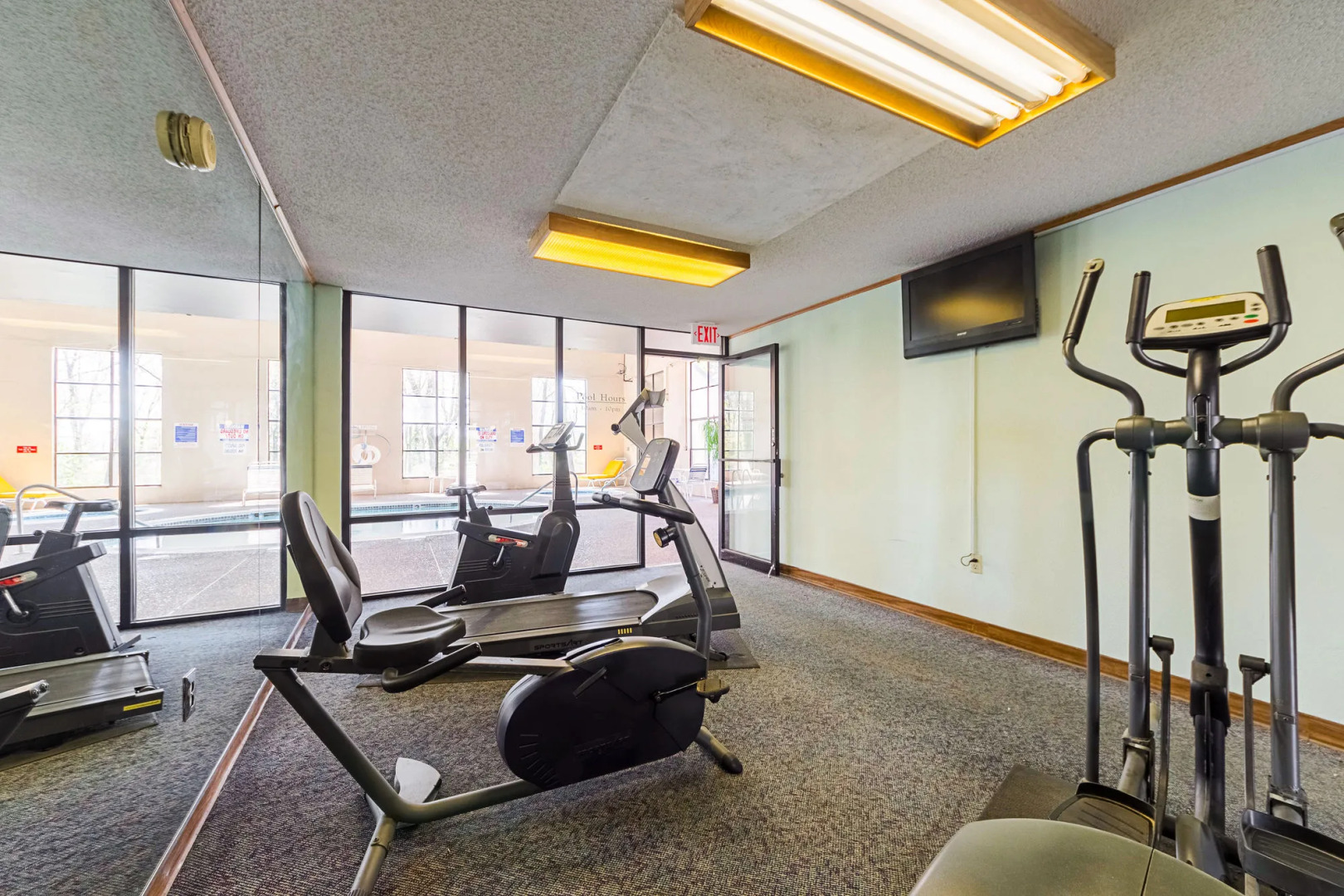 Econo Lodge Inn & Suites