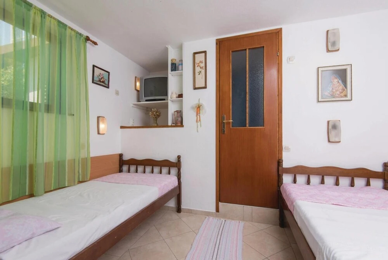 Awesome Home in Nova With Wifi and 4 Bedrooms