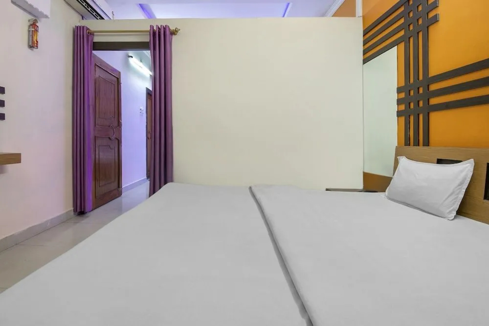 Spot On 62318 Rajhamsa Hotel