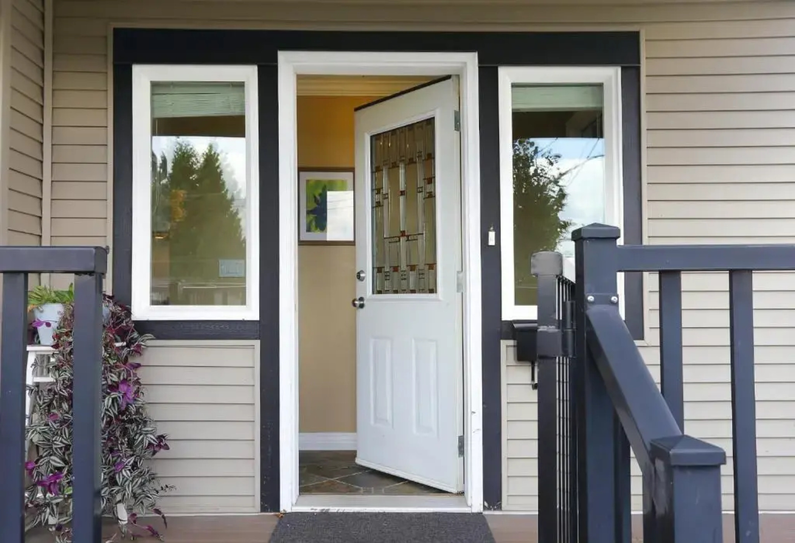 Lovely J Home -Stunning river view cozy two bedroom private suite