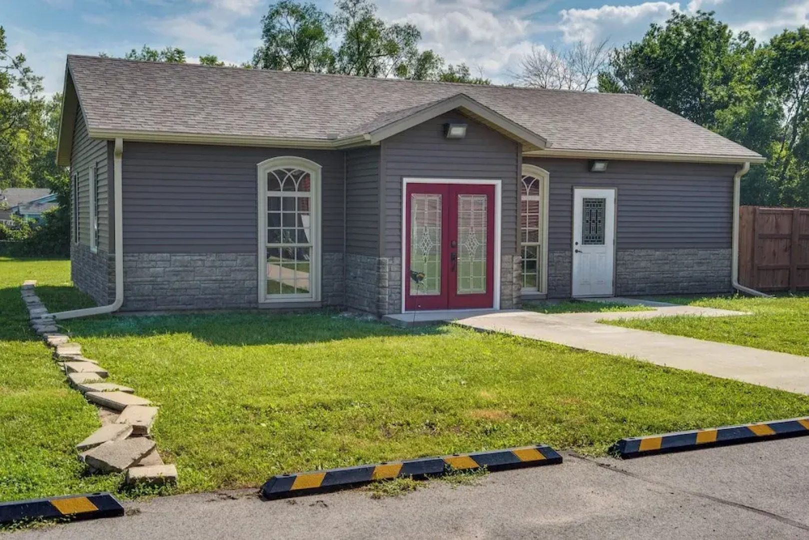 2 Mi to Main St: Newton Guest House