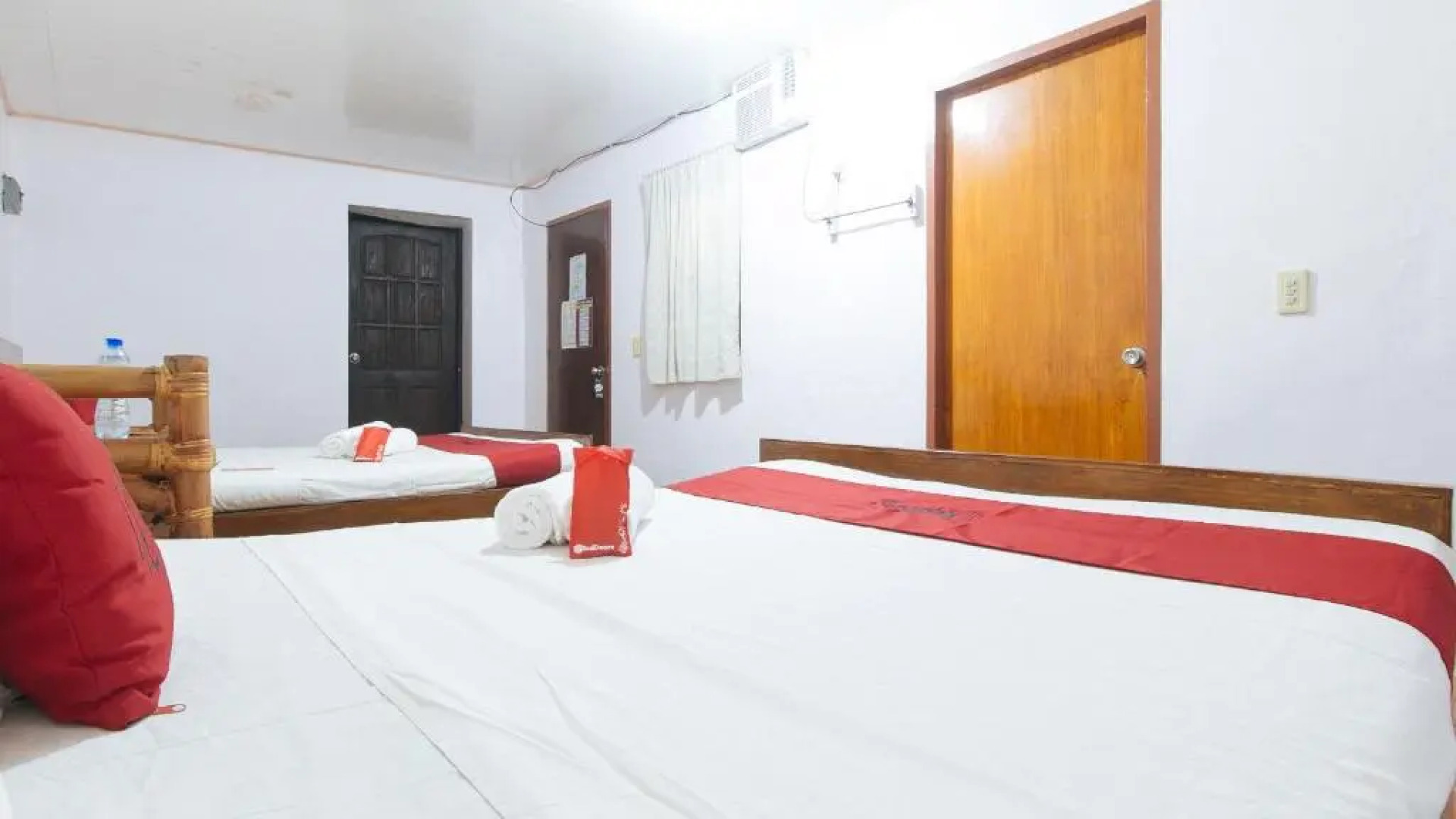RedDoorz Hostel @ Megans Paradisio Beach Resort