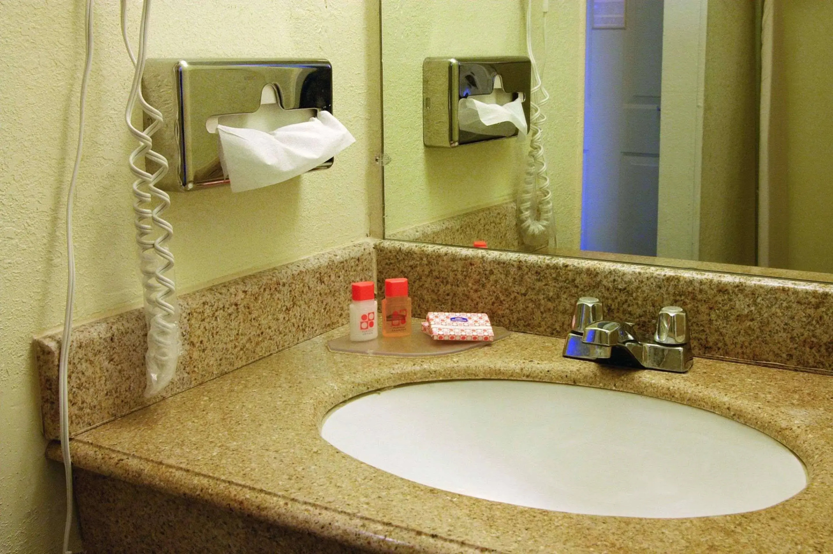 Hotel McCoy - Art, Libations, Pool Society